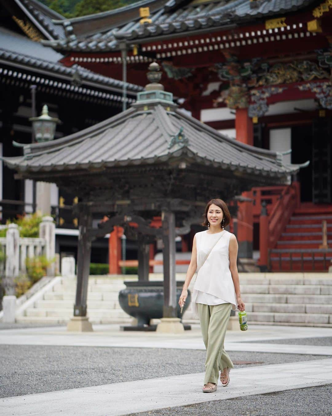 坂元美香さんのインスタグラム写真 - (坂元美香Instagram)「#坂元身延山久遠寺の旅  菩提梯を登り切ったら 久遠寺の境内が広がります✨  まずは正面の本堂にお参りして とりあえずひと休み🍵 （↑しないと動けないw）  笑顔で向かっている先はベンチです😅  photo @photogragon  location @minobusankuonji  #身延山久遠寺 #久遠寺 #涅槃 #悟りの境地  #境内 #本堂 #日蓮宗総本山 #ひと休み #綾鷹 #スタスタ」6月8日 18時46分 - mika_saka