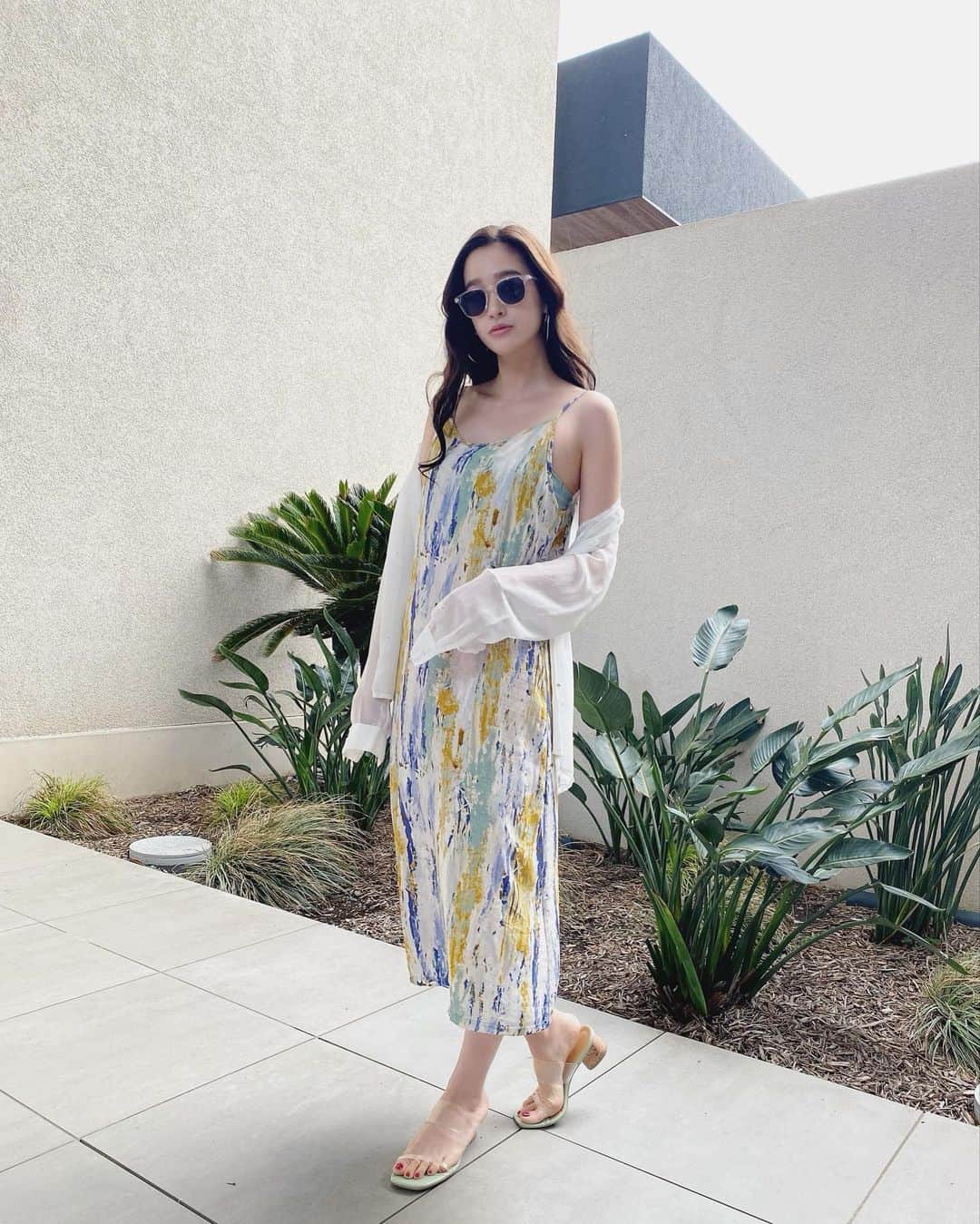 太田麻美のインスタグラム：「夏大活躍しそうな @unemansion のロングワンピース🤍🤍 油絵ペインティングの柄が可愛いくてお気に入り☺︎ 1枚で着ても、Tシャツやニット、パンツと一緒に重ね着しても可愛い✨  dress... @unemansion  bag... @chanelofficial  shoes... @gu_for_all_   #unemansion #fashion #ootd #outfit #coordinate #code #onepiece #fashionstyle #style  #summer #私服 #ファッション #コーデ #ワンピース #ロングワンピース #ファッションコーデ #夏コーデ #夏服」