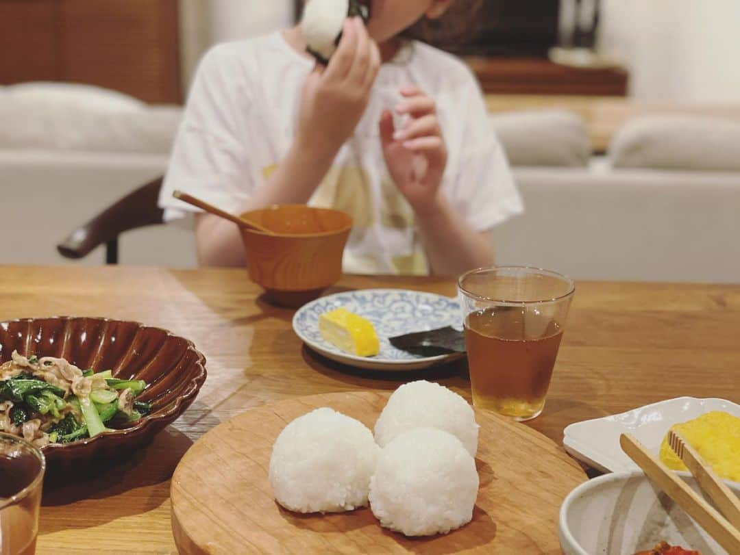 辺見えみりさんのインスタグラム写真 - (辺見えみりInstagram)「今日は 誰がなんと言おうと 野菜を食べる日（笑）  頂き物の小松菜やケール 自分のお味噌汁にはクレソンを入れて。 クレソンと豆腐のお味噌汁、最近好きです😌  #em食堂」6月8日 19時20分 - emiri_hemmi