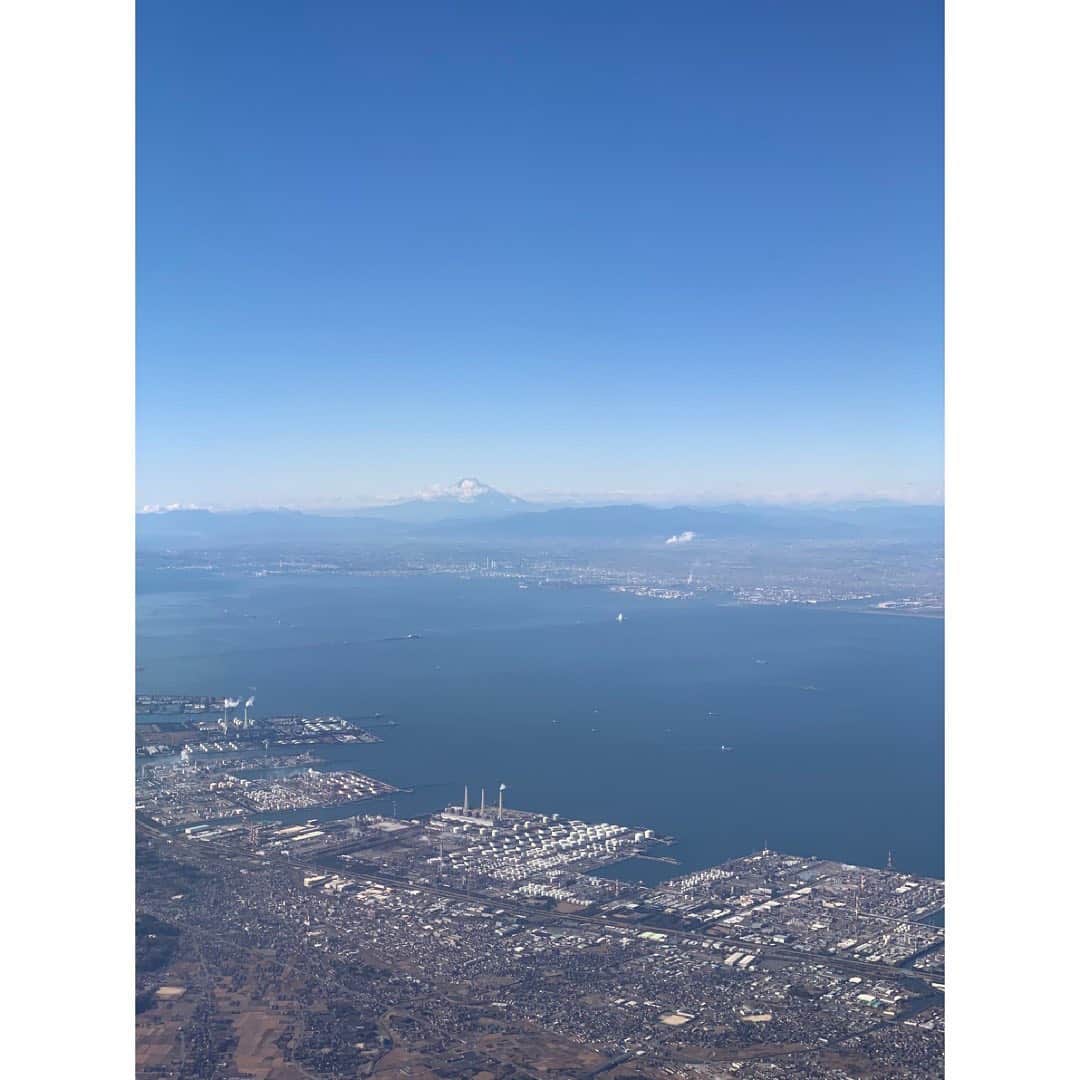 柴咲コウのインスタグラム：「🌳6月は環境月間🌳  そして6月8日は海の豊かさを守るために海洋汚染問題などを考える『世界海洋デー』🌊  私たちの生命を育み、支えてくれる海のこと。 偉大すぎてついスルーしてしまいがちだけど、プラスチックや石油汚染のこと。 今だからこそ、いろいろ考え行動する必要がある。  *環境省のHPによると６月の１ヶ月間を「環境月間」としているそうです。  #worldoceanday #LifeandLivelihoods #海」