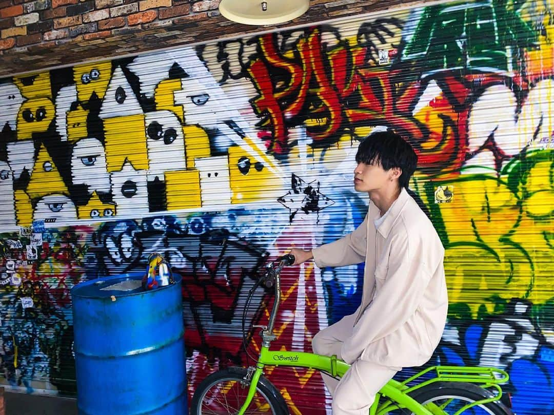 大谷悠哉さんのインスタグラム写真 - (大谷悠哉Instagram)「Colorful🌈 . . . bicycle😂😂  #ペイント #ガレージ #garage #自転車 #bicycle #セットアップ #setup #セットアップコーデ #黒髪男子 #髪セット #ヘアセット #hairset」6月8日 19時28分 - s_410yuya