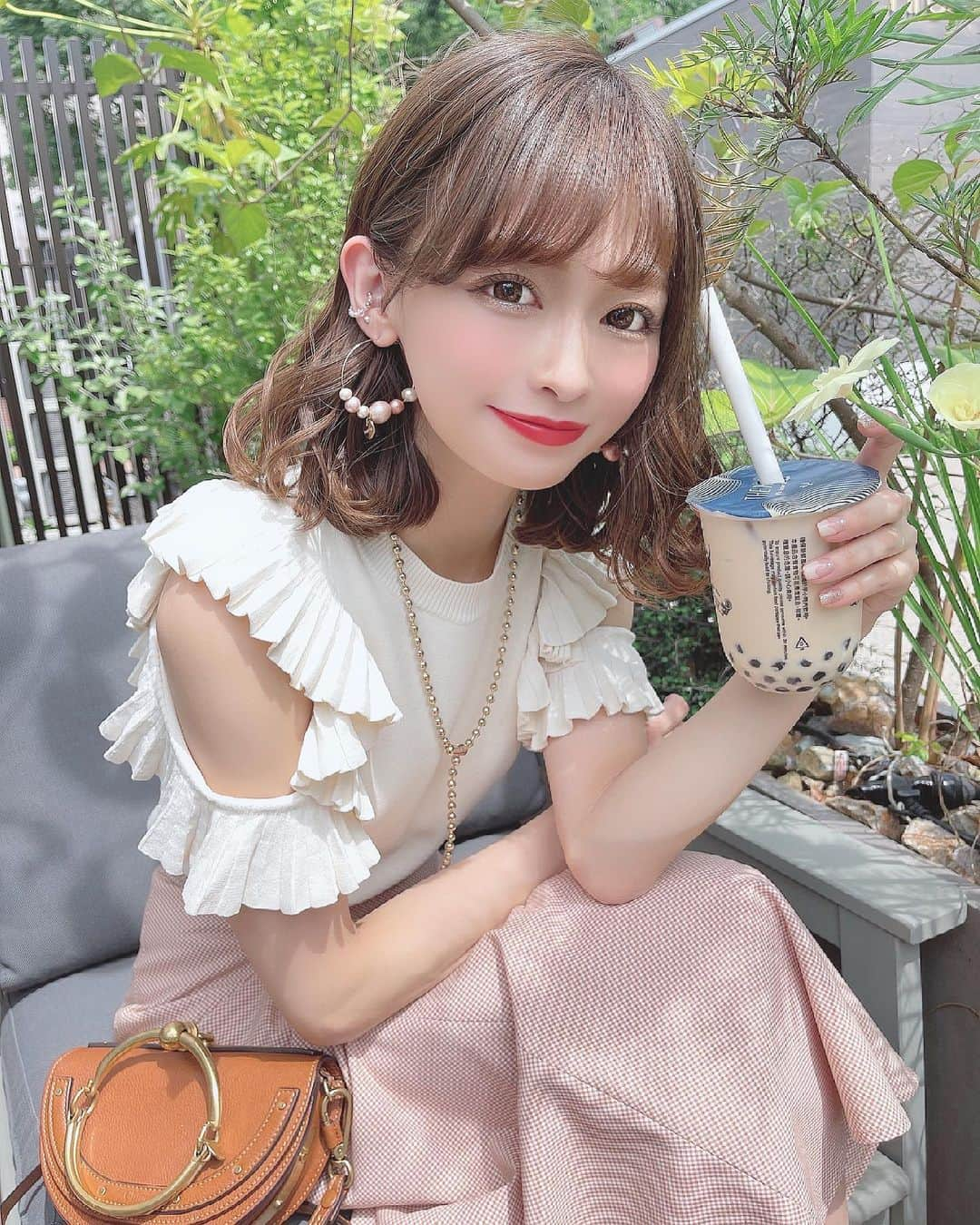 りなてぃさんのインスタグラム写真 - (りなてぃInstagram)「﻿ 久しぶりのTHE ALLEY🥤無糖派！！﻿ ﻿ 甘い食べものはすきなのに﻿ 甘い飲みものは苦手なの自分でも不思議🤔💭﻿ ﻿ ﻿ ﻿ 6月13日(日)、17日(木)は﻿ summer collection後半の先行予約発売⛓♥﻿ ﻿ 少しずつ、そのアイテムも紹介していくね！！﻿ ﻿ 14KGFのパールピアスとイヤーカフ♥﻿  ﻿ ﻿ @merue_official @merue_staff #merue ﻿ #メルエ #アクセサリー #ピアス﻿ #fashion #coordinate #ootd #outfit﻿ ﻿ ﻿ ﻿ ﻿」6月8日 19時30分 - rinatea_25