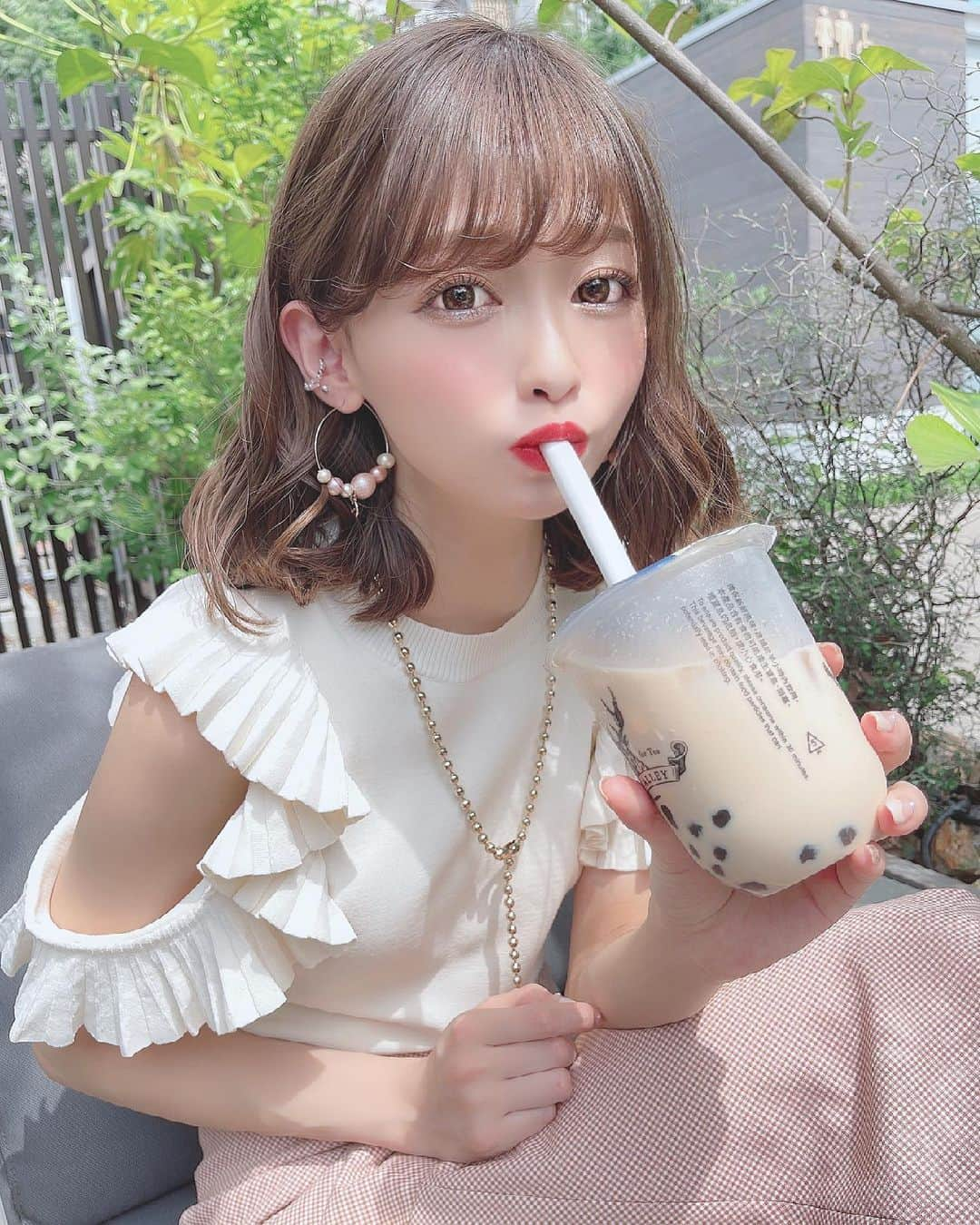 りなてぃさんのインスタグラム写真 - (りなてぃInstagram)「﻿ 久しぶりのTHE ALLEY🥤無糖派！！﻿ ﻿ 甘い食べものはすきなのに﻿ 甘い飲みものは苦手なの自分でも不思議🤔💭﻿ ﻿ ﻿ ﻿ 6月13日(日)、17日(木)は﻿ summer collection後半の先行予約発売⛓♥﻿ ﻿ 少しずつ、そのアイテムも紹介していくね！！﻿ ﻿ 14KGFのパールピアスとイヤーカフ♥﻿  ﻿ ﻿ @merue_official @merue_staff #merue ﻿ #メルエ #アクセサリー #ピアス﻿ #fashion #coordinate #ootd #outfit﻿ ﻿ ﻿ ﻿ ﻿」6月8日 19時30分 - rinatea_25