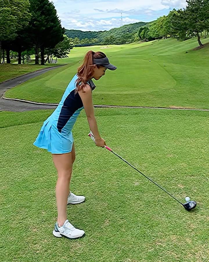 のインスタグラム：「こんばんは⭐️ . ⚪️ティーでのティーショット⛳️💕これはうまく打てたかなぁと思います✨ . 2枚目は通常の縦長動画😌こっちの方が球筋見えやすいかな🤔 . @chucuchu_official のウェアは全部インナーついてるからほんとに好き❤️ .  #ゴルフ#ゴルフ女子#golf#golfgirl#golfswing#ゴルフスイング#sports#スポーツ#スポーツ女子#골프#골프여자#尔夫球#高尔夫#ゴルフウェア#golfwear」