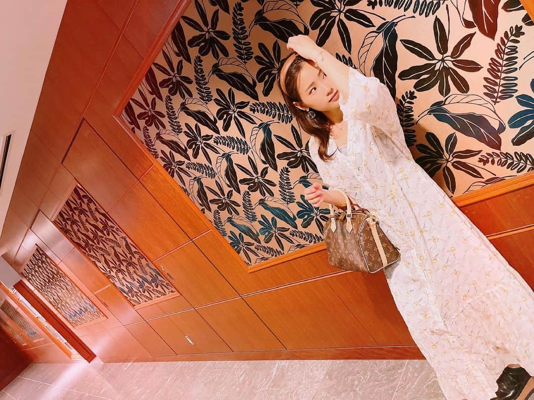 秋山ゆずきのインスタグラム：「. . 連日暖かくてお散歩日和ですね🌞  お天気良いと早起きも楽しいから 有難いです🙆‍♀️  大きめのイヤリングにハマってる 今日この頃  でも、とれないかひやひやしてる。  なくしませんように🐣  #イヤリング」