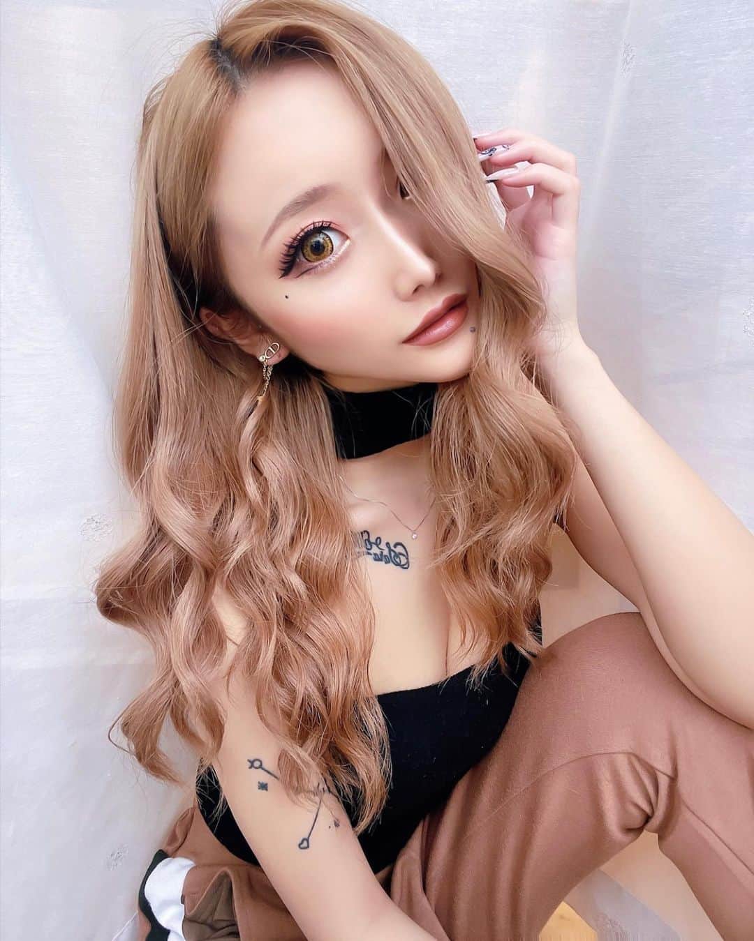 さあちゃむ.のインスタグラム：「🤎  17歳くらいの頃 よく片目隠したら盛れると思ってた」