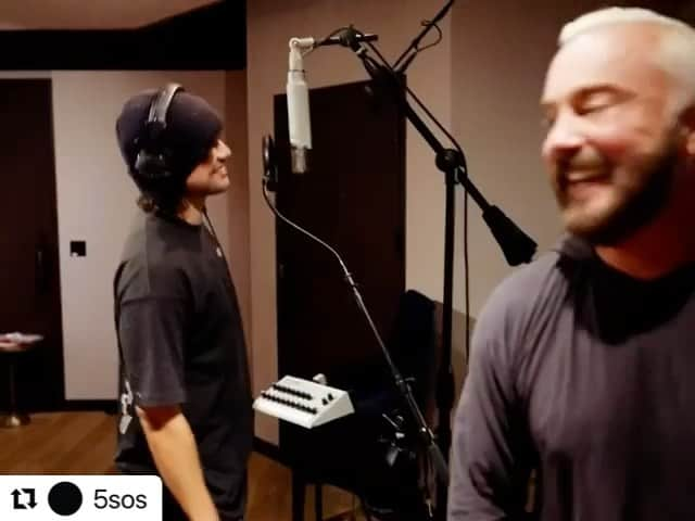 ジョン・フェルドマンのインスタグラム：「I ❤️ @5sos so much. Thx @michaelclifford for the soundtrack.」