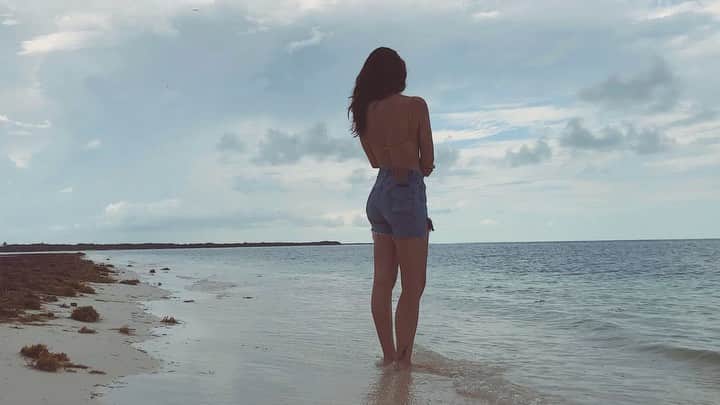 ナタリア・コルドバ・バックリーのインスタグラム：「EL MAR… Me dio la vida. Me enseñó a vivirla. Me crió.  Fue mi nana. Mi amiga. Mi salón de juegos.  En el mar me enamoré por primera vez. El mar me hizo valiente a pesar del miedo. Como gran madre, creadora de vida, me enseñó a amar a mis compañeros de espacio y tiempo.  El Mar me abraza cada que lo visito. Me sacude el ego. Me regresa a ser niña.  El Mar es mi templo. Me bautiza de pureza. Es ahí donde mi espíritu respira profundidad. Descansa en la paz que mejor conoce.  Donde conectamos con la madre de todos ... ese bendito vientre bajo las olas.」