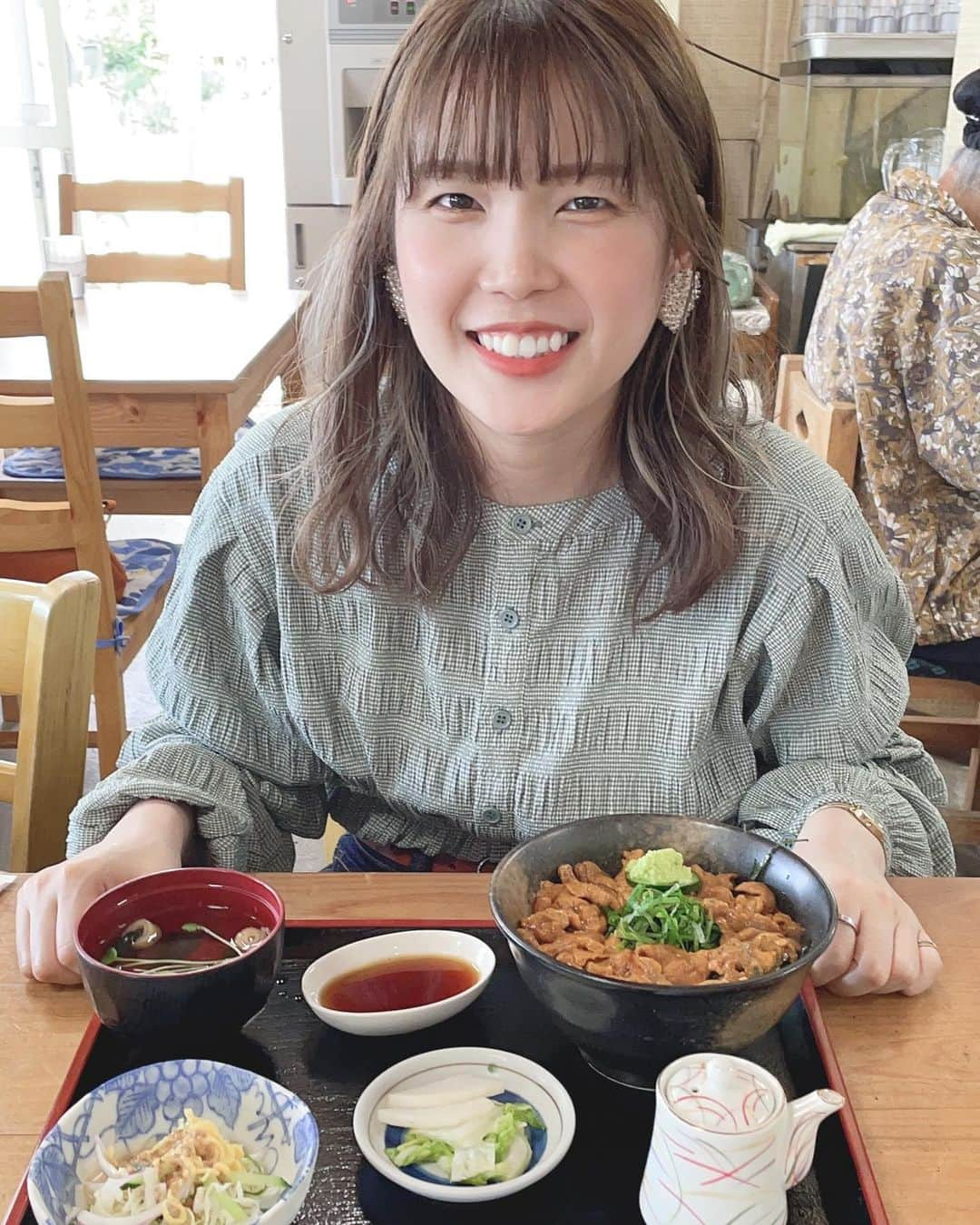 田中みかんのインスタグラム：「ブルーラインって言う海鮮の定食屋さん𓆛𓆜𓆝𓆞𓆟 角島方面の海沿いにあるところ！ ちなみにスマイルの歌ってみたのMVでここのウニ丼食べてるシーンがある！✺✺ 美味しくて量の割に安いから行ってみてねー🚗 ³₃  #下関ランチ  #下関グルメ  #下関観光」