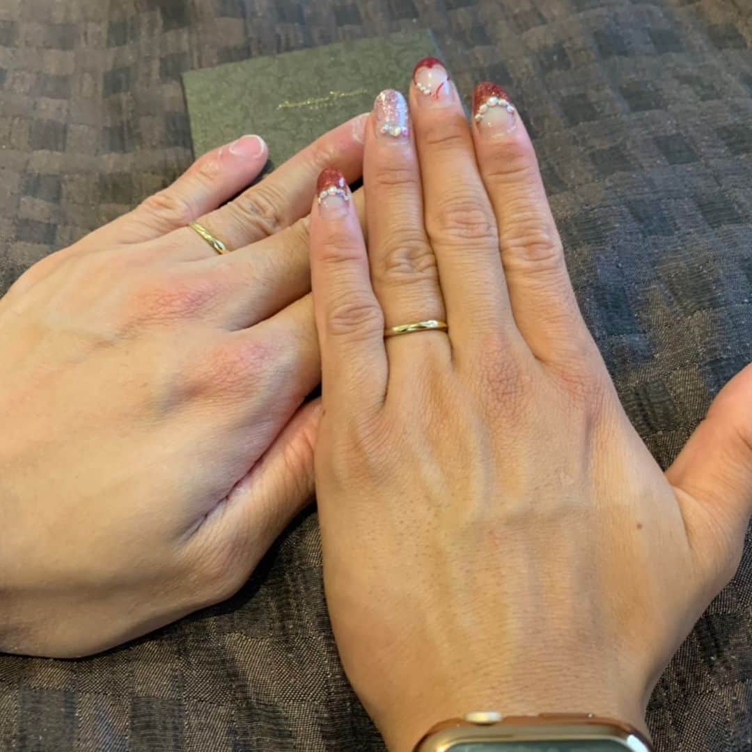 廣島徹哉のインスタグラム：「2021.06.07 @misamisa_0428_fit と入籍しました。  初めて一緒にトレーニングや食事した日の夜に「この人となら幸せになれるなぁ」と思ってたので、ここまで何の迷いもなくあっという間でした。  競技に真剣に取り組みながらも僕のことを一番に考え、まっすぐに愛してくれる誠実さを日々感じています。  価値観や考え方、趣味や食の好み… 色んなものが合っているのでこれ以上ない最高のパートナーに巡り会えました。  例えこの先、2人のことを周りが何と言おうと僕の気持ちはこれからもずっと変わらない自信があります😊  そういえば、初めて出会ったのは2019年の大会でしたね🤔(3枚目) いやぁ、この時に比べるとデカくなったね。特に嫁さん…🥺  毎年毎日昔の写真を眺めながら、2人の競技者としての成長を実感しつつ、夫婦としてより良い関係も築いていけると思うと楽しみです。  コレから楽しい事や辛い事、色々あると思いますが2人で一緒に乗り越えていきます！  10年後も20年後も僕を選んで良かったと思ってもらえるように。 ずっとボディビル競技は続けよう💪  僕が幸せにするとか偉そうなことは言わないので、  一緒に幸せになろうね。  応援よろしくお願いいたします🙏  #入籍しました #6月7日  #入籍日にサンプレイ行く夫婦 #ハイパーチートもしました #いっぱい食べる君が好き #これからずっとよろしくね #ミックスドペア出よう #筋トレ #フィジーク #ボディビル #クラシックフィジーク #ミックスドペア #bodymake #bodybuilding #fitness #workout #physique #classicphysique #gym #training #protein  #cheatday #enrollment #getmarried」