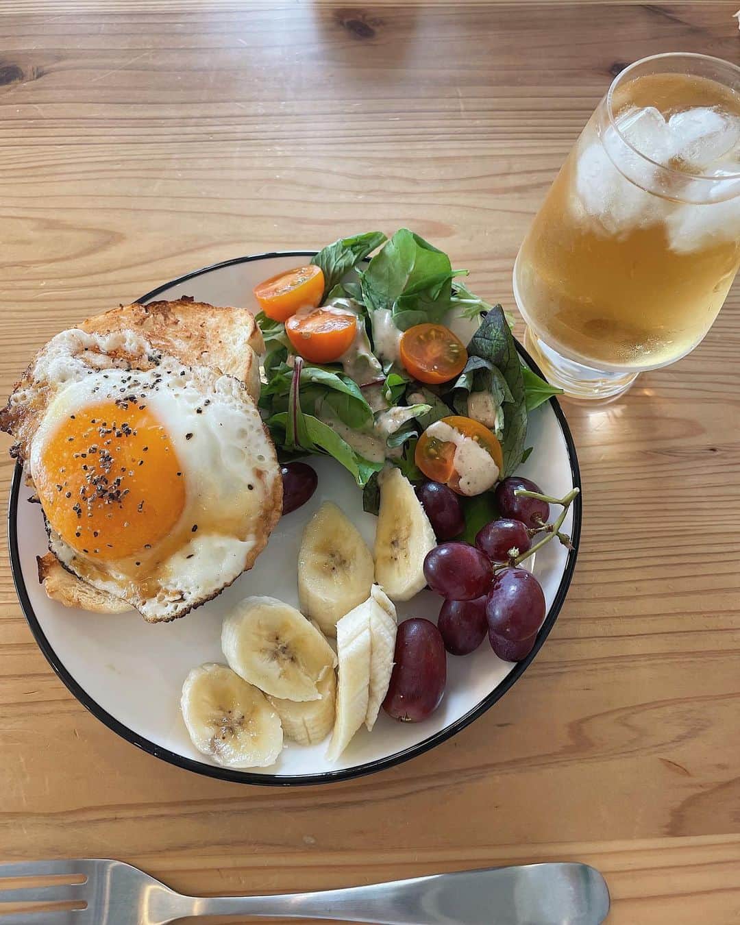 のインスタグラム：「FAVORITE BREAKFAST🍳🍌🍇🍞 もうすぐピアノが届くよー♡ . #morning  #goodmorning  #breakfast  #favoritefood  #mybreakfast  #julistagram」
