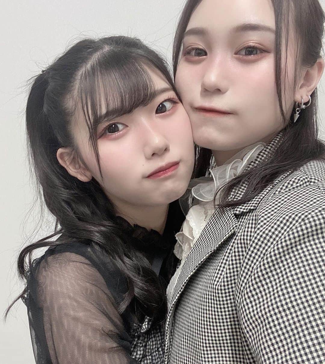 石安伊のインスタグラム：「🐈‍⬛🐈」