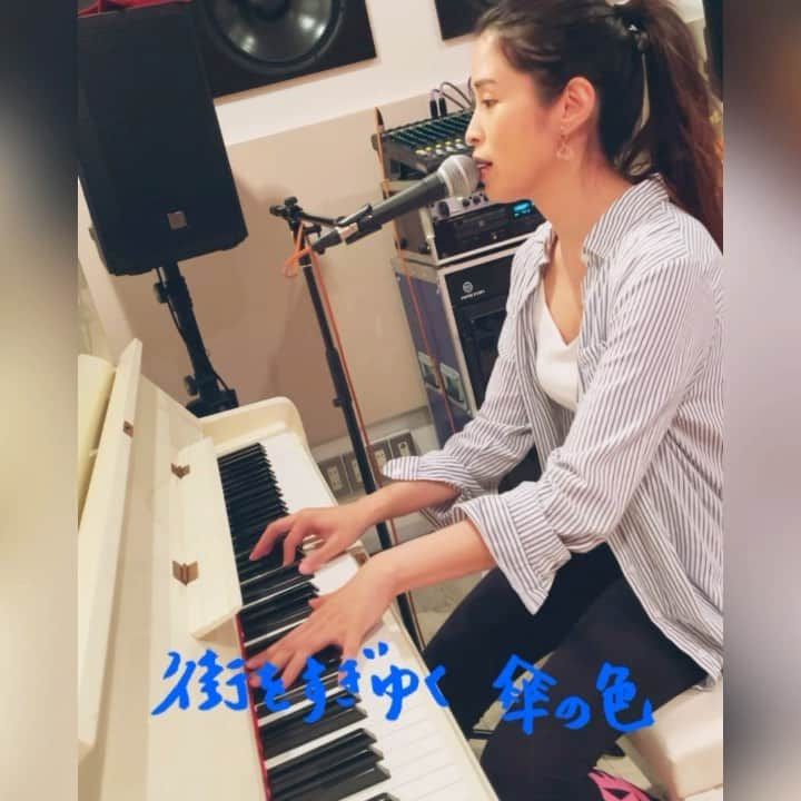 芝咲美穂のインスタグラム：「今日の自主練。 2週間前に作った「濡れねずみ」という曲です。 まだ、たどたどしいですが…  雨の季節をモチーフにしてます。 歌詞を手書きしてみたよ🤭  #ボイトレ#歌練習 #オリジナル曲#弾き語り#シンガーソングライター  #singingpractice#singersongwriter」