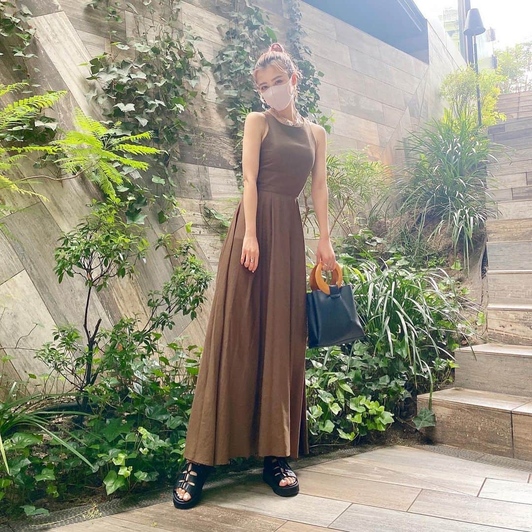 夏焼雅のインスタグラム：「𝙄𝙩 𝙬𝙖𝙨 𝙝𝙤𝙩 𝙩𝙤𝙙𝙖𝙮🌻💦  海行きたい欲maxなんだけど〜🏄‍♀️🏝  #みやフク💗  @credona_official  【バッククロスリネンOP・KHAKI】 【ルーズGジャン 】  @rk_handmade25630  アクセサリー全てrk♡」