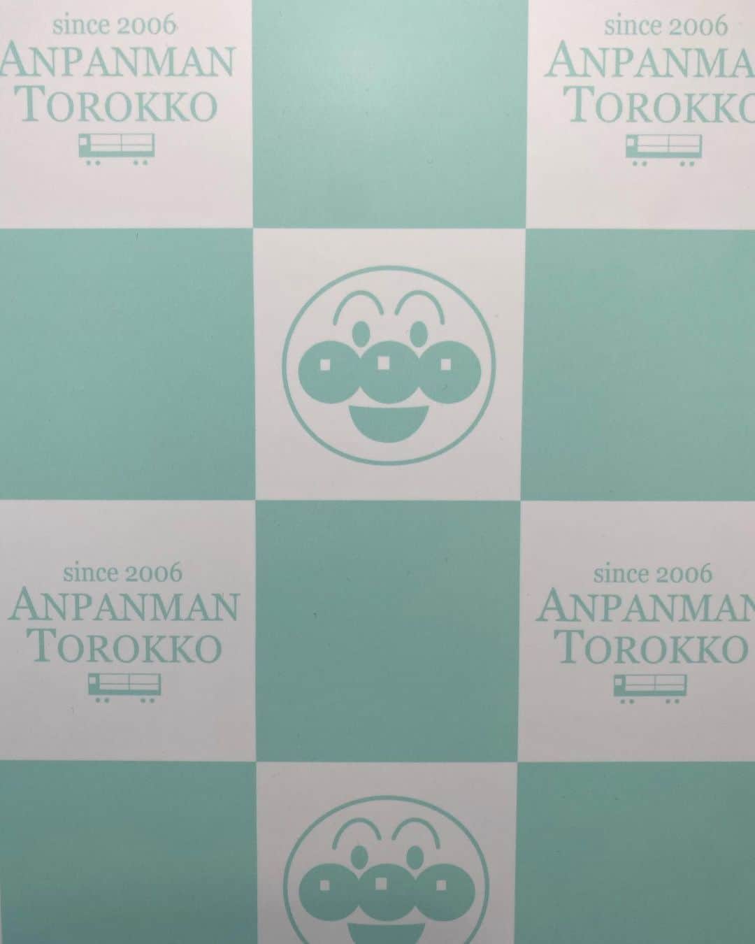 谷口紗耶香のインスタグラム：「#アンパンマントロッコ レビュー🛤 大阪から岡山まで新幹線。からのトロッコで高松までのルートでした🤍 もぉーとにかく　#アンパンマンだらけ ❗️ 限定のお弁当や、🍱 グッズも売ってたよ🤙🏻車内の様子は(4枚目) ・ アンパンマン好きな子達にはたまらないし、親まで幸せな気持ちになった✨ ・ 小さい子が走っても、グズっても ok‼️ 子供達が楽しむmainの電車旅で mama的には最高でした✌🏼 ・ 写真やムービー撮るとこ終始ハンパないから、ホームビデオがオススメです。笑💕」