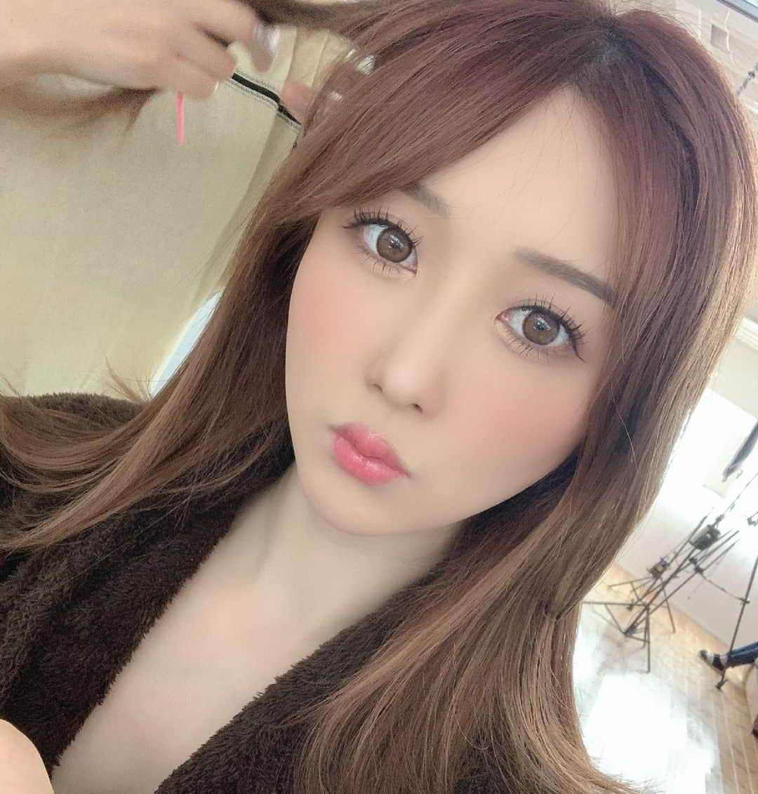 大槻ひびきさんのインスタグラム写真 - (大槻ひびきInstagram)「撮影前 ヘアメ中🥳 #hair #hairstyle  #hairarrange  #hairmake」6月8日 22時44分 - yanhibi0221