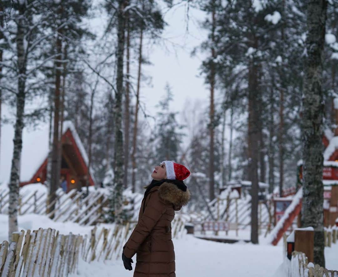 辰巳奈都子さんのインスタグラム写真 - (辰巳奈都子Instagram)「これは自慢したい1枚！ フィンランド・ロヴァニエミの サンタクロース村で本物のサンタさんと🎅🏻  ホッホッホーって感じの 思い描いた通りのサンタさんで癒されました！  サンタさんに会えるから サンタクロース村に行ったと言っても過言ではありません♡  ショップで3.9€のサンタ帽を買って、子供のようにワクワクしながらサンタさんとご対面しました！🎄  特に打ち合わせもしていなかったけど お互い白と赤のニットを持ってきていて、 こんな日にぴったりのコーディネートになりました！ 旅先でテーマとカラーを合わせると 写真のクオリティが上がるのでおすすめですよ✨  本格的なカメラで写真を撮影してくれて、サイトにアクセスすると写真を購入できます🔖  お話もできて（私たちは英語だったけどサンタさんの母国語はフィンランド語なのかな？）動画の撮影もしてくれます✩•*¨  #joulupukinpajakylä #santaclaus#trip#travel#scandinavia#eu#europe#rovaniemi  #santavillage #cristmas  #rovaniemi  #finland #フィンランド#女子旅#サンタ#サンタクロース村#クリスマス」6月8日 22時57分 - tatsumi_natsuko