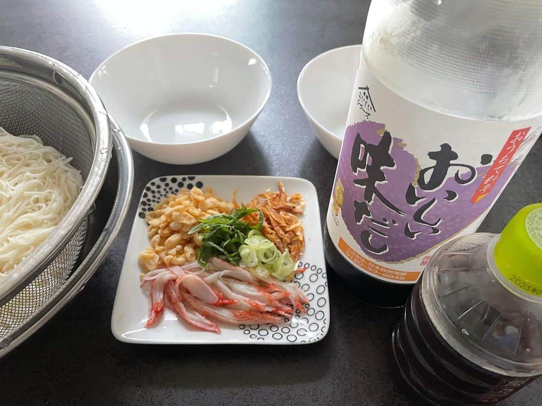 橋本志穂さんのインスタグラム写真 - (橋本志穂Instagram)「暑くなってきましたね 昼はそうめんにしました。 使い切りたい大葉があったのでー。 おいしいシリーズの　 #おいしい味だし で 麺つゆ作ってー。  夜は 使い切りたい三つ葉があったので #おいしい白だし で雑炊に」6月8日 23時06分 - shihohashimoto3