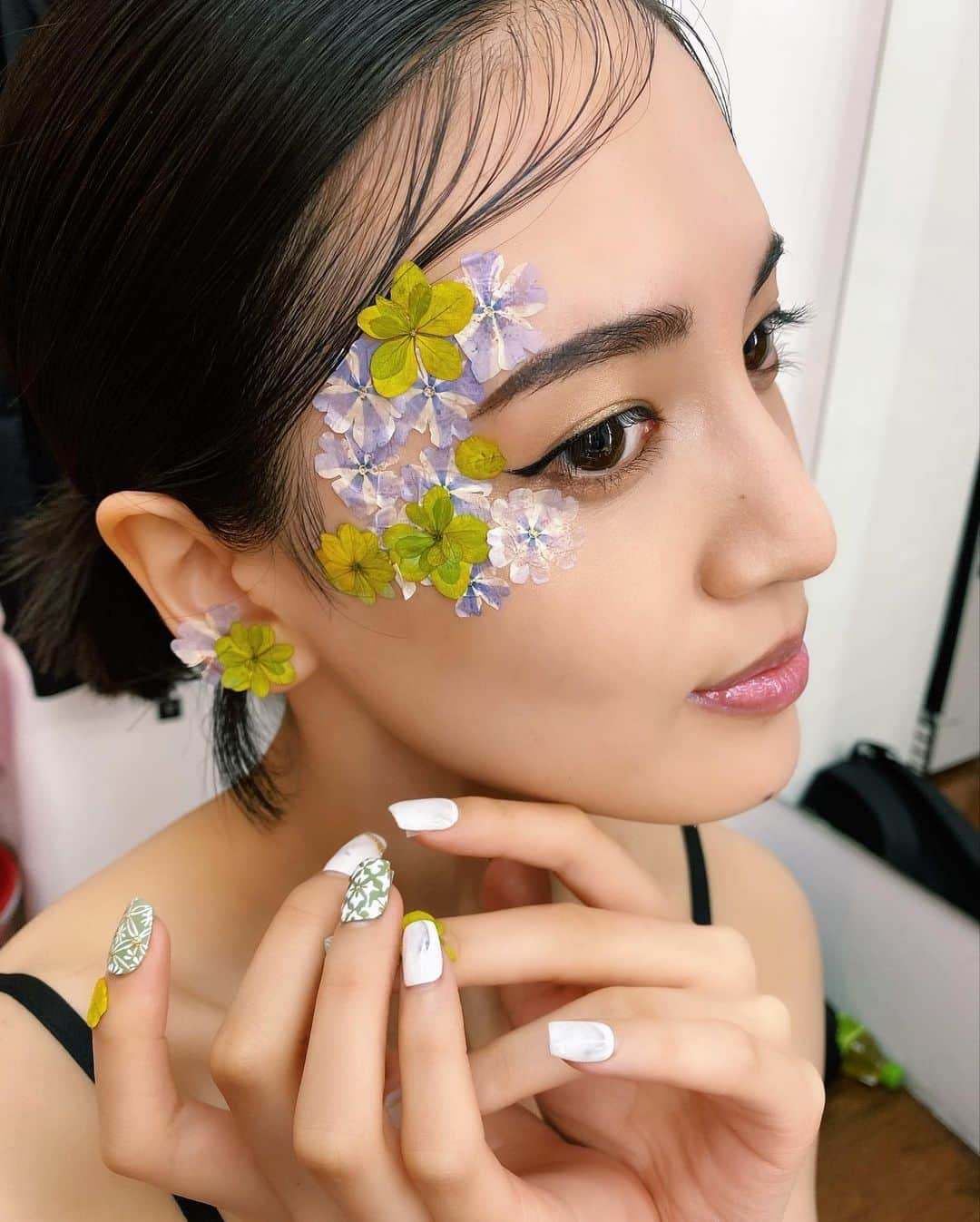 藤井夏恋さんのインスタグラム写真 - (藤井夏恋Instagram)「この押し花を使った素敵なヘアメイクで撮影した写真は明日解禁される予定です〜 お楽しみにっ😘」6月8日 23時41分 - fujiikaren_official