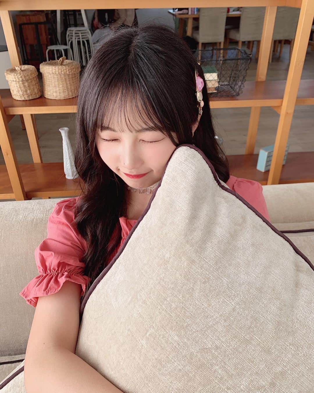 宮丸くるみのインスタグラム：「(っ´>ω<))ω<`)ｷﾞｭｯ  ・ ・ ・  #リリバリ #lilyofthevalley #idol #アイドル #18歳 #ロングヘア #ぱっつん前髪 #シースルー前髪 #シースルーバング #黒髪 #巻き髪 #オフショット #mv」