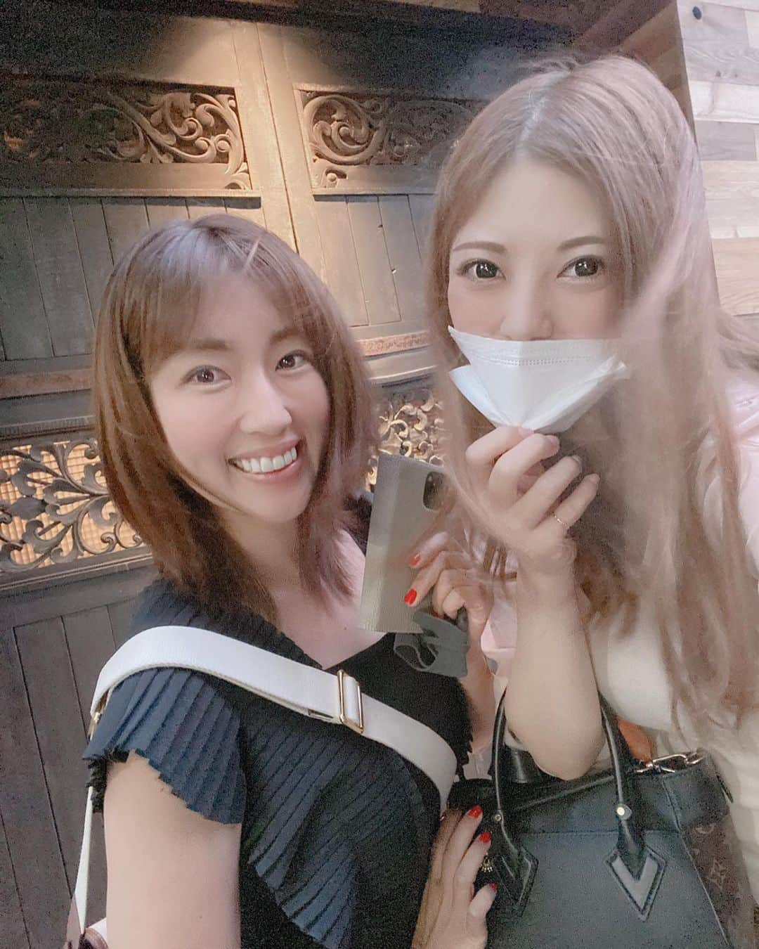 庄司ゆうこさんのインスタグラム写真 - (庄司ゆうこInstagram)「今日ストーリーに楽ちんコーデをアップしたら凄い反響があり全身見たいってDMたくさん頂いたのでアップしておきます🥰 最近自転車行動だからパンツスタイルばかりになっちゃう😂 @spicaglow スピカグローのオールインワンは着心地良すぎてヨガレッスンもこのままやった🤣 色違いも買おうかな(^^) サンダルも安くて履きやすいし可愛いしで、両方ネットで買った物だけど久々当たり商品でした😆 @bloom_selectshop  #スピカグロー#オールインワン#ブラックコーデ#ママコーデ#楽ちんコーデ #これ着てたら#若返ったねって3人に言われた🤣#恵比寿#焼肉#55#spicaglowstyle」6月9日 0時05分 - yuko.shoji