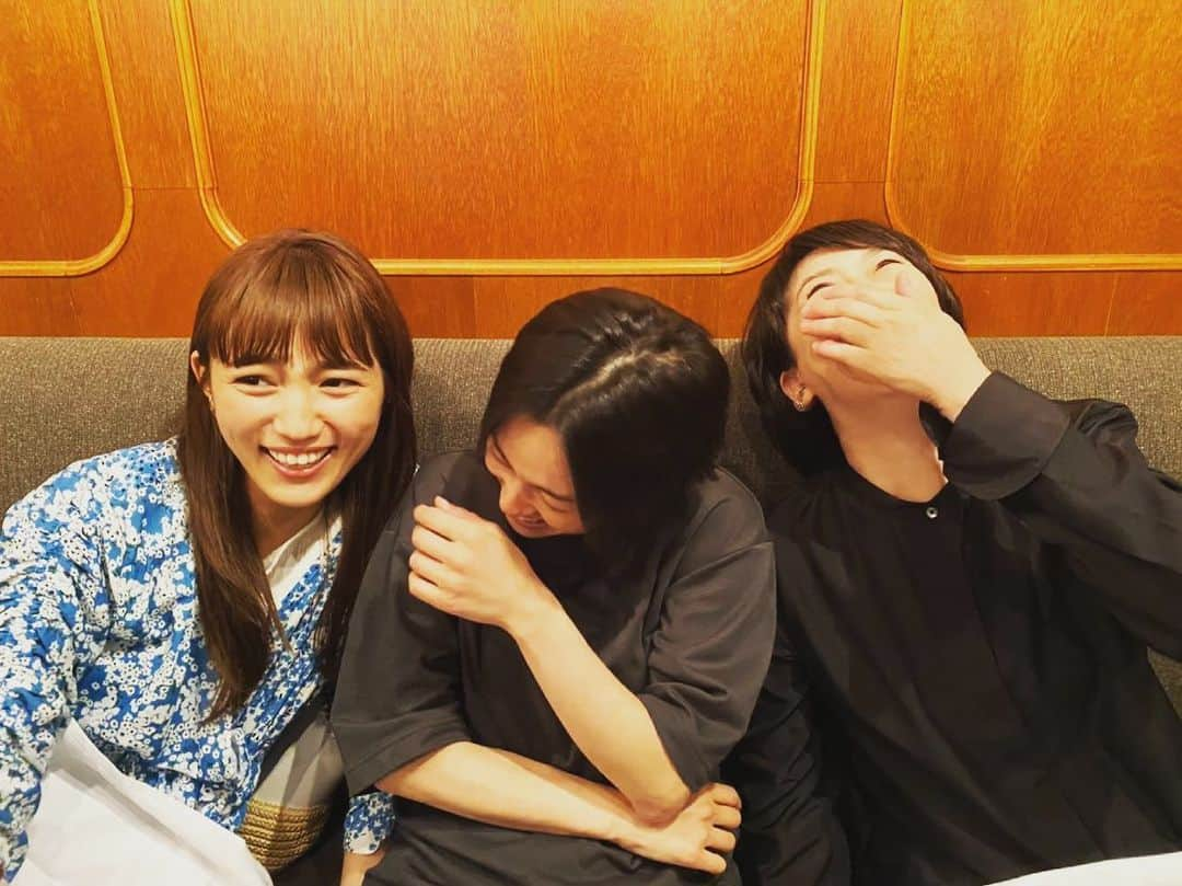 川口春奈さんのインスタグラム写真 - (川口春奈Instagram)「8話でしたね！！朝からずっと撮影でお知らせが出来ませんでした、、すみません。すれ違ってしまって切ない苦しい感じで終わってしまいましたが、、写真のように現場はとっても楽しくワイワイやっております。このおふたりが大好きすぎて常に恋しいです♡ いっつも爆笑してます！」6月9日 0時07分 - haruna_kawaguchi_official