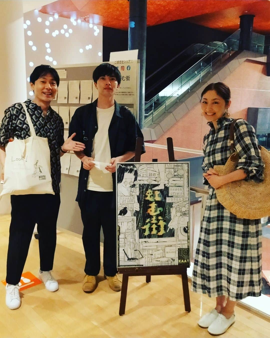 常盤貴子さんのインスタグラム写真 - (常盤貴子Instagram)「神奈川芸術劇場KAATで上演中の「虹む街」を観劇。  昨日「未練の幽霊と怪物」でも遭遇した、松島はん役をやっていた武谷公雄くんと…なんと！今日も遭遇！！！！ しかも今日は、松島はんの弟弟子役の福本雄樹くんにまで会えた！！ このツーショットはタマラン💦  やっぱり劇場はいぃなぁ💞  虹む街、観劇後にセット見学させてくれます。興味津々♫  虹む街のポスターは、大林宣彦監督の映画「花筐」のポスターデザインもされた森泉岳土さん。めっちゃ素敵です！！ そして…面白かったぁ。虹んでたぁ、街が。ジワジワきます。  #虹む街 #武谷公雄 #今日は王将のエコバッグ持ってた♫ #私も持ってくれば良かった… #福本雄樹  #森川はん @moriizumi_takehito」6月9日 0時21分 - takakotokiwa_official