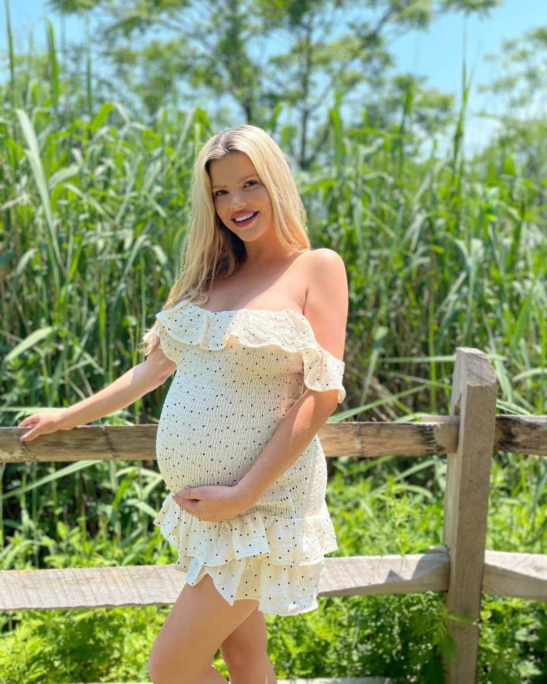 Stephanie Brantonさんのインスタグラム写真 - (Stephanie BrantonInstagram)「In full bloom ✨🌼🌸🌻🌿 Loving this dress by @bumpbiddy 🤰😍Use my code Glam30 for 30% off !! 🤩」6月9日 0時51分 - missstephaniebranton