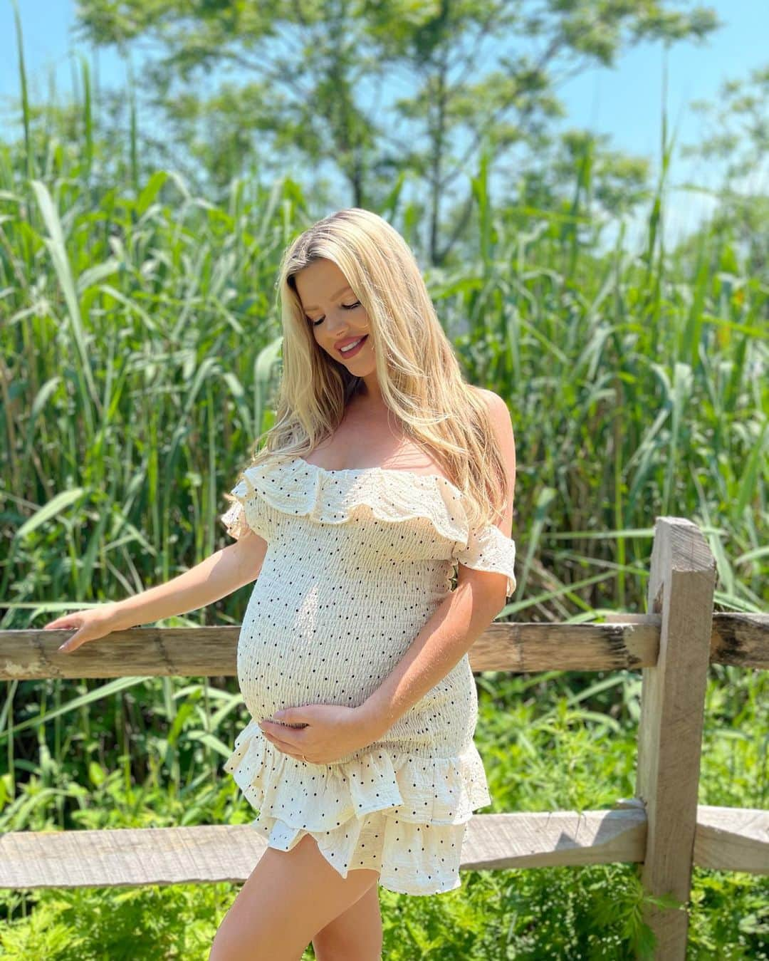 Stephanie Brantonさんのインスタグラム写真 - (Stephanie BrantonInstagram)「In full bloom ✨🌼🌸🌻🌿 Loving this dress by @bumpbiddy 🤰😍Use my code Glam30 for 30% off !! 🤩」6月9日 0時51分 - missstephaniebranton