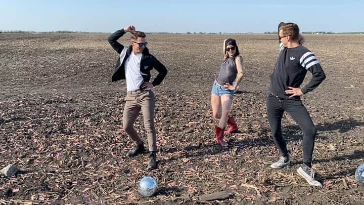 イーライ・リエブのインスタグラム：「Outtakes 😆 this was a fun day with @tylerjamesmalone and @hookersandpopcorn. I have SO MUCH FOOTAGE #BoysWhoLikeBoys」