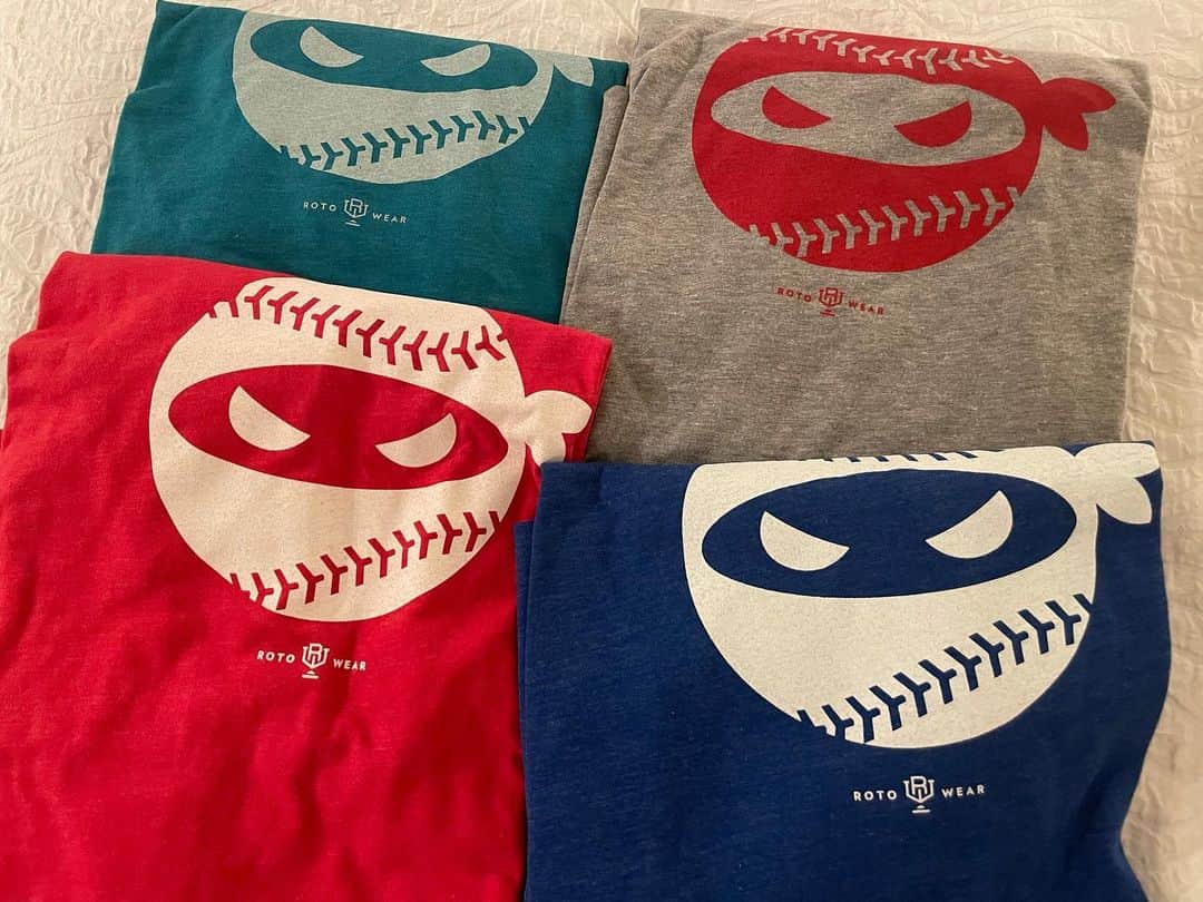 澤村拓一のインスタグラム：「Tシャツ買いました😎🥷⚾️ 次は俺を使えTシャツがユーモアあって気になってるので千賀君ください🤭」