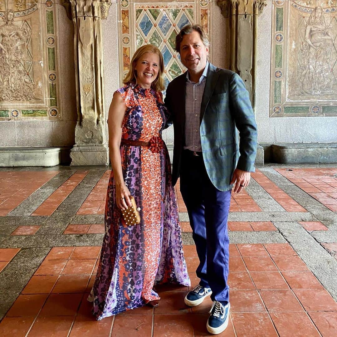 レラローズのインスタグラム：「About last night ✨ Dinner al-fresco graciously prepared by @chefjwaxman beneath the Bethesda Terrace arcade in the middle of Central Park, hosted by @gillianminiter and @elysenewhouse. Such a special night in a special place!   Every time I’m in the park I’m reminded of its magic and so many fun memories. So sad to miss the @centralparknyc Hat Luncheon this year but always love seeing these fabulous ladies in Lela! ❤️」