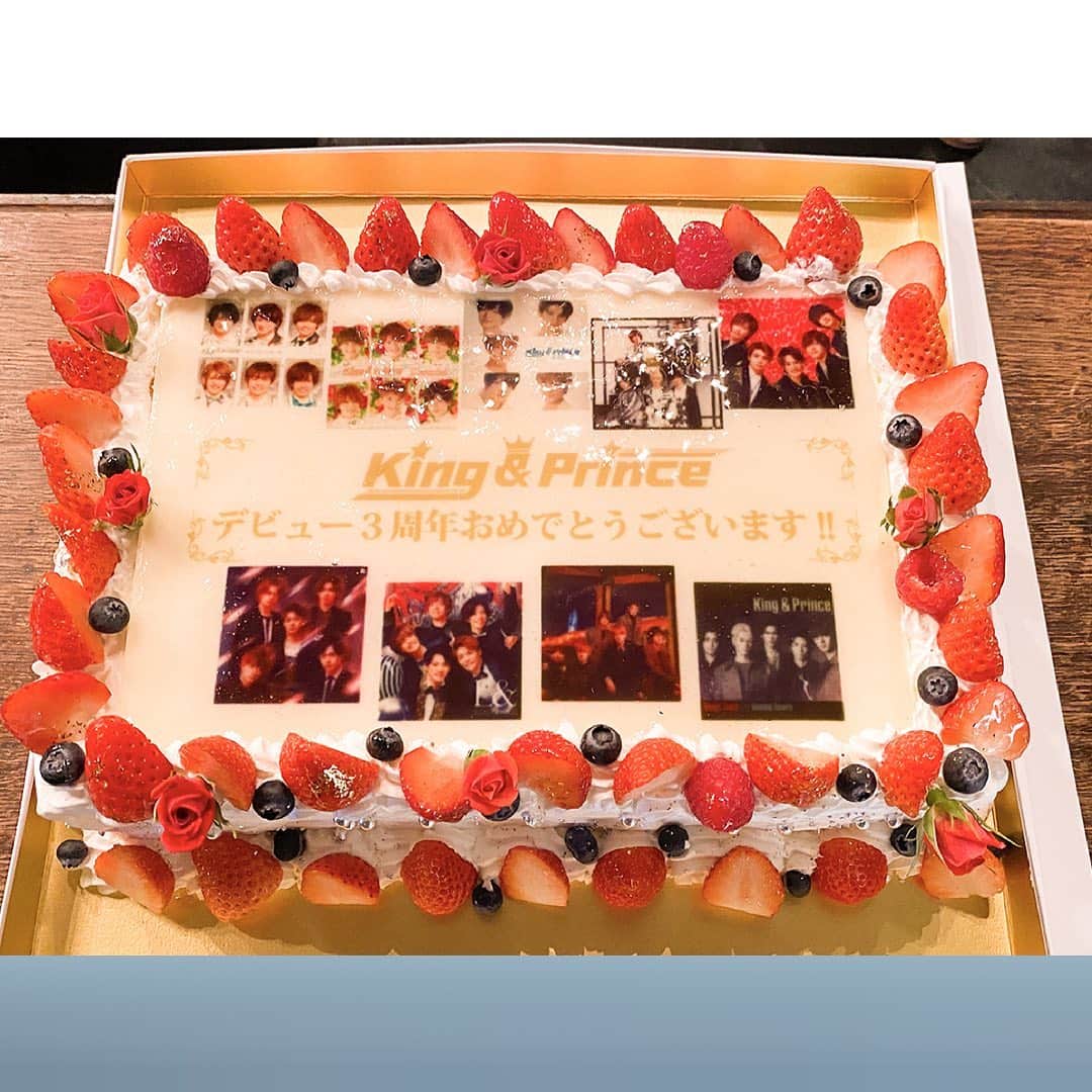 King & Princeさんのインスタグラム写真 - (King & PrinceInstagram)「⠀﻿ デビュー3周年のお祝いで作ってくださったケーキ！ そしてヘンテコなオブジェ！！ このオブジェどうするんだろう、、、 ⠀﻿ A cake we received to celebrate the 3rd anniversary of our debut! And this strange object we created!! What are we going to do with this thing... ⠀﻿ #KingandPrince #kingandprince_j」6月9日 16時00分 - kp_official_523