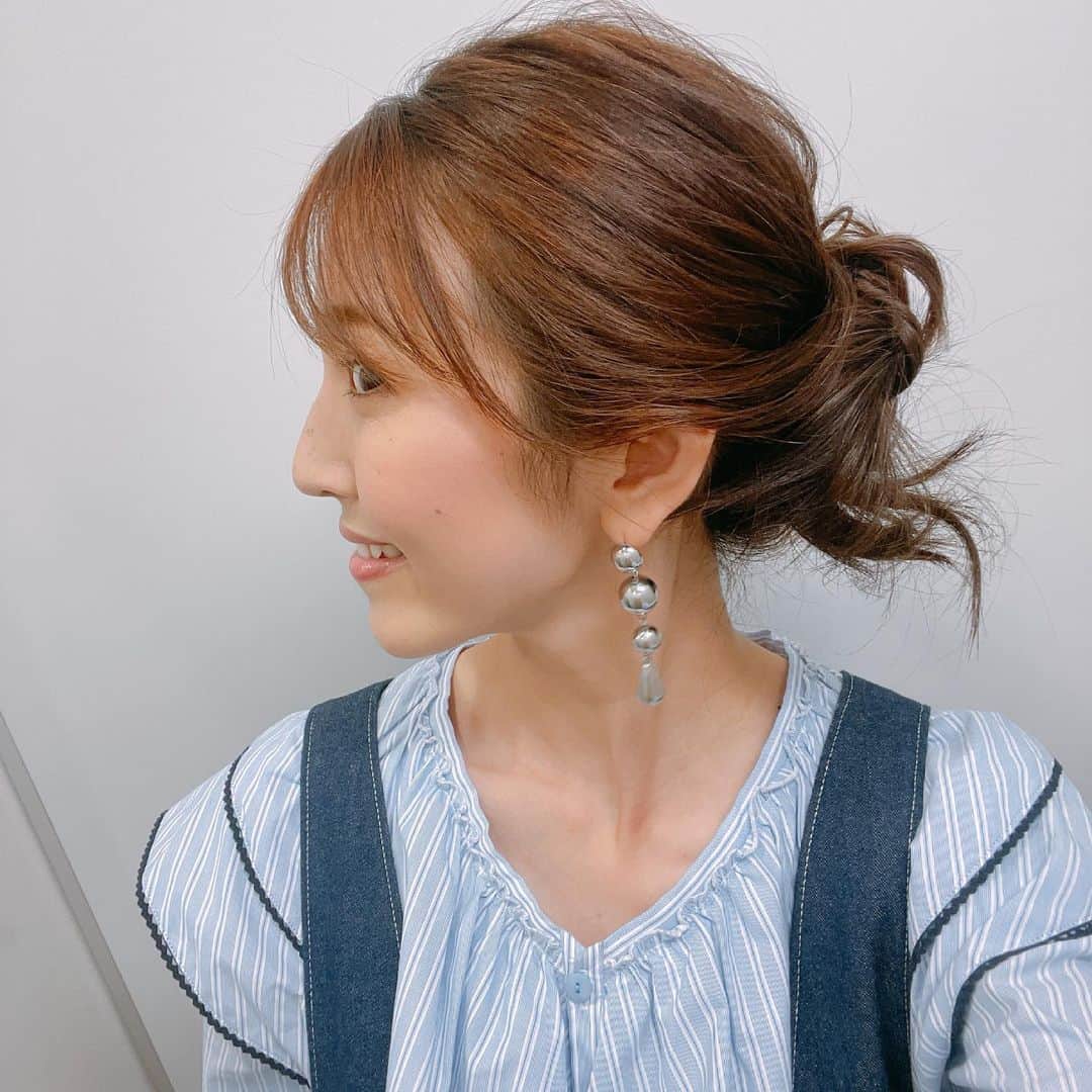 小澤陽子さんのインスタグラム写真 - (小澤陽子Instagram)「𝚊𝚝 𝚠𝚘𝚛𝚔☻  週末にお借りした衣装まとめ✭ 夏らしくなってきました…😆🌻  首元が詰まっていたり、大ぶりな衣装の時は ➫ 髪型はUP✨ シンプルで寂しい時は ➫ 髪型はおろし✨ 　ハーフアップにして、おろす量を調整したりもします☻  #本日の髪型と衣装🌸 #馬好王国 #BSスーパーKEIBA」6月9日 14時31分 - yoko.ozawa729