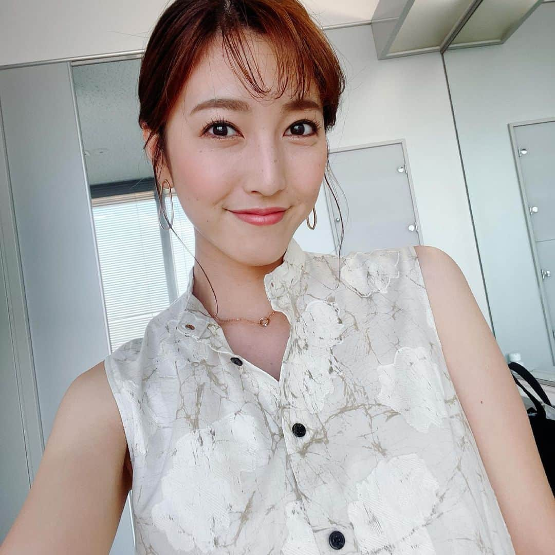 小澤陽子さんのインスタグラム写真 - (小澤陽子Instagram)「𝚊𝚝 𝚠𝚘𝚛𝚔☻  週末にお借りした衣装まとめ✭ 夏らしくなってきました…😆🌻  首元が詰まっていたり、大ぶりな衣装の時は ➫ 髪型はUP✨ シンプルで寂しい時は ➫ 髪型はおろし✨ 　ハーフアップにして、おろす量を調整したりもします☻  #本日の髪型と衣装🌸 #馬好王国 #BSスーパーKEIBA」6月9日 14時31分 - yoko.ozawa729