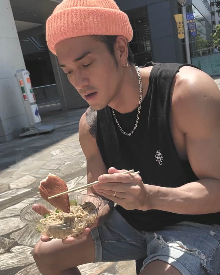 松尾光次のインスタグラム：「🌞日向ぼっこ🍗」