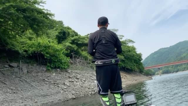 のインスタグラム：「2年前の山口県。 先日ZIPの健二郎’sギアで紹介したバラム👌✨✨✨ 55センチ！！ ゴンザレス！！ 早く釣り行きたい。泣 #山口県 #ガッツさん #千秋さん」