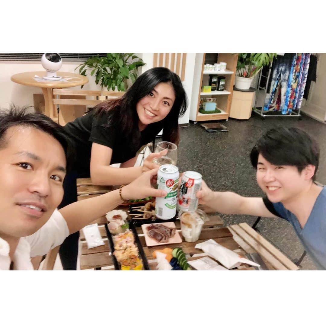 akamasa Kawata ( 川田 行政 ) のインスタグラム：「・ 【hype × nonver】 ・ サンプル第一弾の試着と 次の戦略の打ち合わせ ・ @nonver_style  @hypeleggings  @mizutani_jewelry  ・  ーーーーーーーーーーーーーーーーーーー ファッションはマインドを 相手に伝えるための武器である。 ・ “マインド” を “外見” という武器に変え、 すべての人が本質を最大限に活かし、 “Happy”になれる社会を目指します。 ・ Happy Styling Management  ～あなたの為の専属スタイリスト～ happystyling.wixsite.com/main @happystylingmanagement ・ 川田プロデュースアパレルブランド Nonver Style https://nonverstyle.thebase.in  NONVER = 不変 NONVERBAL = 非言語 2つの意味を合わせ、 いつの時代も変わらない 着る人の思いを言葉だけではなく 視覚で伝えるファッションブランド。  ブランディングコンサルタントが プロデュースし、 若きジュエリーデザイナーが グラディックデザインを手がける。  produced by @takamasakawata graphicdesigned  by @mizutani_jewelry ーーーーーーーーーーーーーーーーーーー #happystylingmanagement #nonverstyle #nonver #stylistlife #fashionphotography #tshirts #レギンスコーデ  #トレーニングウェア   #tシャツコーデ  #パーカーコーデ #リンクコーデ  #ペアコーデ #デートコーデ #お洒落さんと繋がりたい  ーーーーーーーーーーーーーーーーーーー」