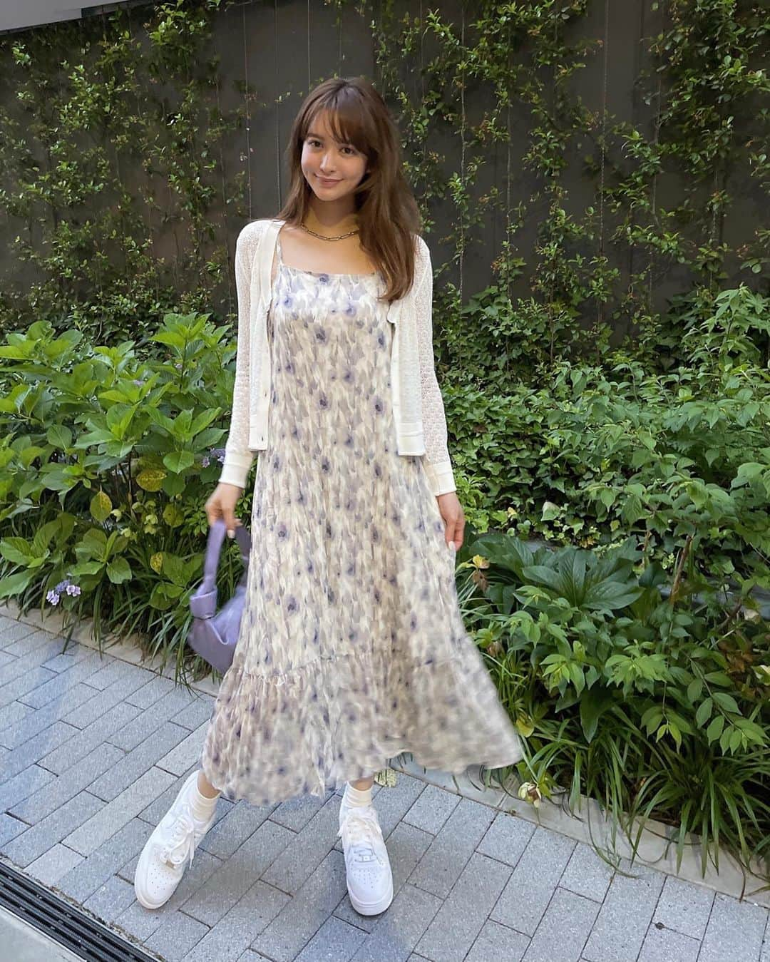 野崎萌香さんのインスタグラム写真 - (野崎萌香Instagram)「しふく🌞☁️  cardigan... @tarajarmon_jp  OP... @dholic_official  sneaker... @nike  bag... @newbottega」6月9日 15時08分 - moeka_nozaki