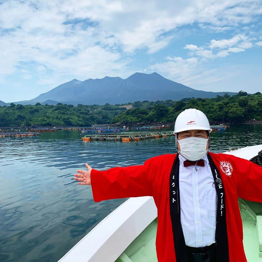 たくやのインスタグラム：「鹿児島でロケ  後ろは桜島」