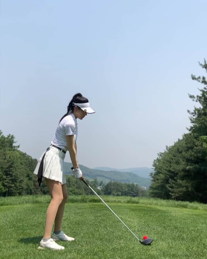 のインスタグラム：「˗ˋˏ ☆ ♡ ˎˊ˗ 오늘 제대로 머리 올린거 같아요.. 골프의 정석을 배우고 왔어요👩🏻‍🏫❤️」