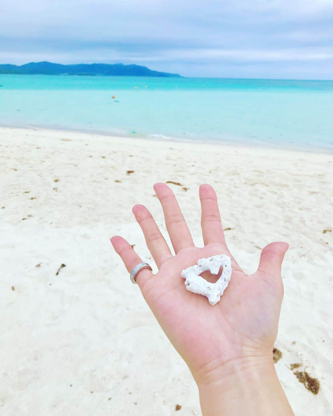 吉山りささんのインスタグラム写真 - (吉山りさInstagram)「🏖🐠  おはようございます💋  『目に涙がなければ、魂に虹は見えない🌈』  わたしの好きな言葉の1つです❤  ✨✨✨ 海に会えるなら  曇ってても雨でも幸せ🧜🏻‍♀️💓  ✨ ずーっと 海の近くに引っ越そうと思ってたけど  もうそんな日も近いのかなぁ〜😌  ✨ ずーっと 10年間髪の毛染めてないけど  白髪染めする日も近いのかなぁ〜😌  #海 #ocean #oceanview #sea #beach #白い砂浜  #吉山りさ  #美容 #美肌ケア #カメラ #写真 #photo #フリーモデル #手の中の宝物  #フリーランスモデル #me #モデル #model #Japanese  #バスタオル女子 #バスタオルモデル #温泉 #温泉ソムリエ #お風呂 #温泉モデル #温泉女子 #모델    #日焼け止め #サングラス #uvケア」6月9日 7時39分 - oreorerisa