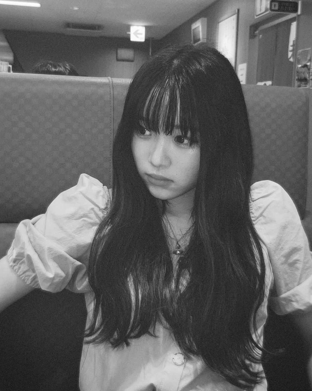 平野夢来（ゆぴぴ）のインスタグラム：「白黒。。 何色の服着てるか当ててみてください^_^」