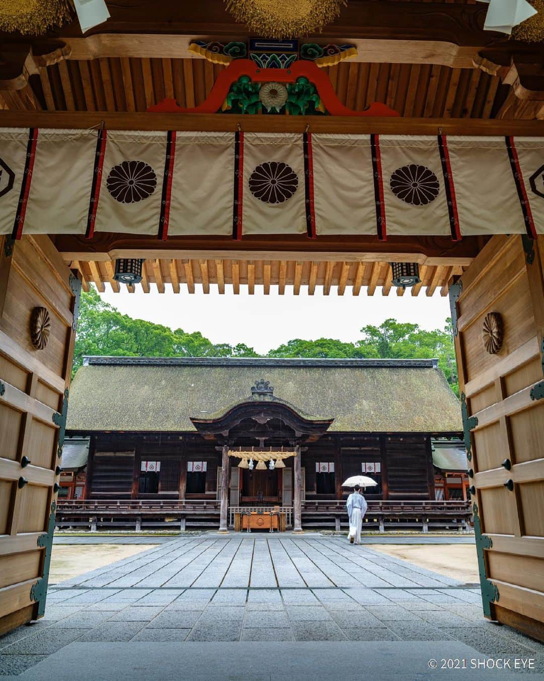 SHOCK EYEさんのインスタグラム写真 - (SHOCK EYEInstagram)「四国の神社といえば、愛媛、大三島にある大山祇神社⛩ ここはなんと、全国に数ある三島神社の総本社✨ 昔からずっと行きたかった場所なんだ。 富士山の神様である木花咲耶姫（コノハナサクヤヒメ）の父神で山の神、大山祇神が祀られてる。  この日は小雨が降ってて、瑞々しい空気がとても心地良かったよ✨🌨  樹齢2600年の小千命御手植の楠は、とてもとても大きく今でもパワフルな姿で魅せてくれた。  抜けの良い広い境内、自然豊かな木々の力強さ、綺麗に整えられた社殿群。  特に僕のお気に入りは、入り口すぐの総門。 鮮やかな茶色に、三島神社の「三」の社紋の入った幕、鮮やかな木々の緑が清々しく、とてもカッコいい👍（3、４枚目）  この神社、昔から歴代の将軍や武将から、戦いの神として崇敬されてきたその証として、奉納された国宝、国宝級の武具や刀剣が宝物殿に沢山！ なので、勝負運、仕事運を上げたい人、必勝祈願を是非🙏✨  #大山祇神社 #愛媛 #大三島 #三島神社 #神社 #shrine #oyamazumishrine」6月9日 9時01分 - shockeye_official