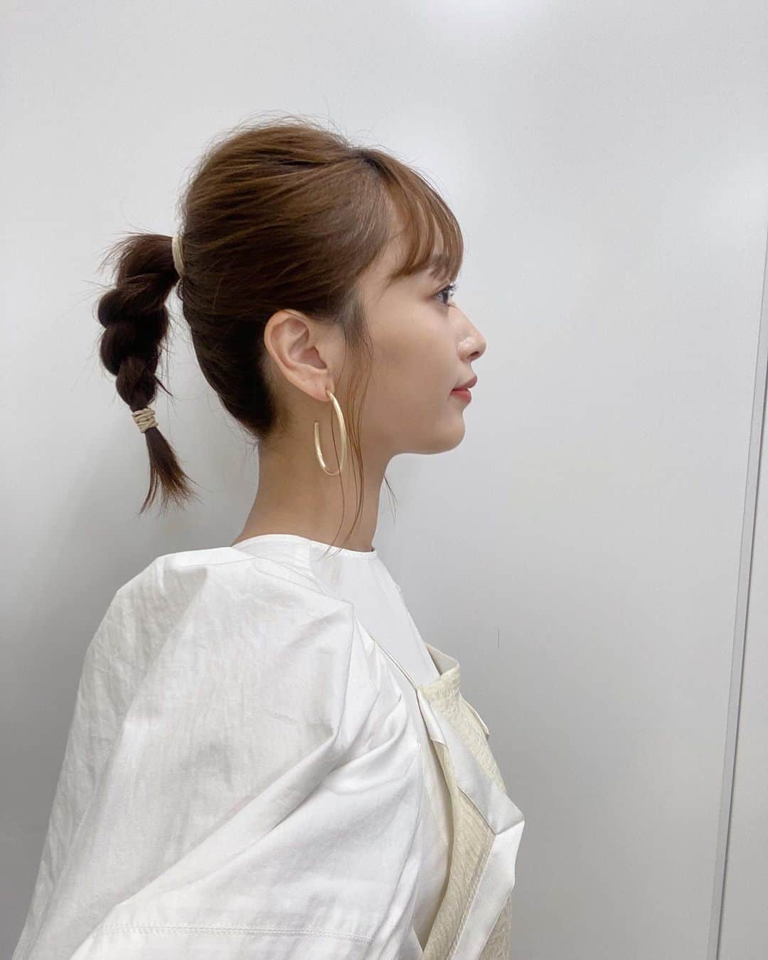 近藤千尋のインスタグラム：「えびふりゃあー🦐 な髪型です🌼笑 髪の毛が伸びてきて 色んなアレンジが出来るからたのしいなぁ☺️☺️☺️  土曜は何する？のロケ📺でした🤍 衣装はこちら⬇️ ワンピース @rosebud_official @creolme_official @mag.by_c  シューズ @eimyistoire_official  アクセサリー @limitednumber」
