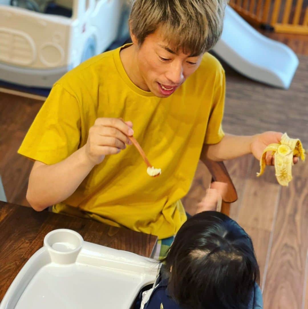 田村淳のインスタグラム：「バナナ 次女ルヴィの大好物バナナ🍌 手を叩いて喜びます^_^ 手を高速で叩くので、 残像でスピードを感じてください！ 少しずつ少しずつ 前歯で器用に咀嚼していますw リスみたい🐿  #リス #前歯 #0歳  #もうすぐ1歳」
