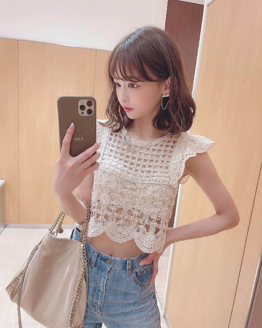 りなてぃさんのインスタグラム写真 - (りなてぃInstagram)「﻿ ﻿ #teacode﻿ ﻿ ﻿ インスタライブで質問多かったコーデ♥﻿ ﻿ tops〻 @zara  denim〻 @gu_global  bag〻 @stella_tokyo.jp  pierce〻 @merue_official  ﻿ ﻿ そして可愛すぎるiPhoneケース📱﻿ @ladeline_official 様からいただいた🥺﻿ ﻿ ノーマルなデザインとカードケースの付いてるデザイン﻿ どっちのデザインも可愛すぎる！！﻿ ﻿ 6月30日までの期間、﻿ 「rinatea25」のコードを入力すると10%OFFになるみたい🙈﻿ ﻿ カラーもたくさんあるから﻿ ぜひこの機会にL'ADELINEのサイトも見てみてね！！﻿ ﻿ ﻿ ﻿ #カラコン #ootd #outfit #coordinate #fashion﻿ #コスメ好き  #自まつ毛メイク #りなてぃー﻿ #merue #メルエ #PR﻿ ﻿ ﻿ ﻿」6月9日 11時42分 - rinatea_25