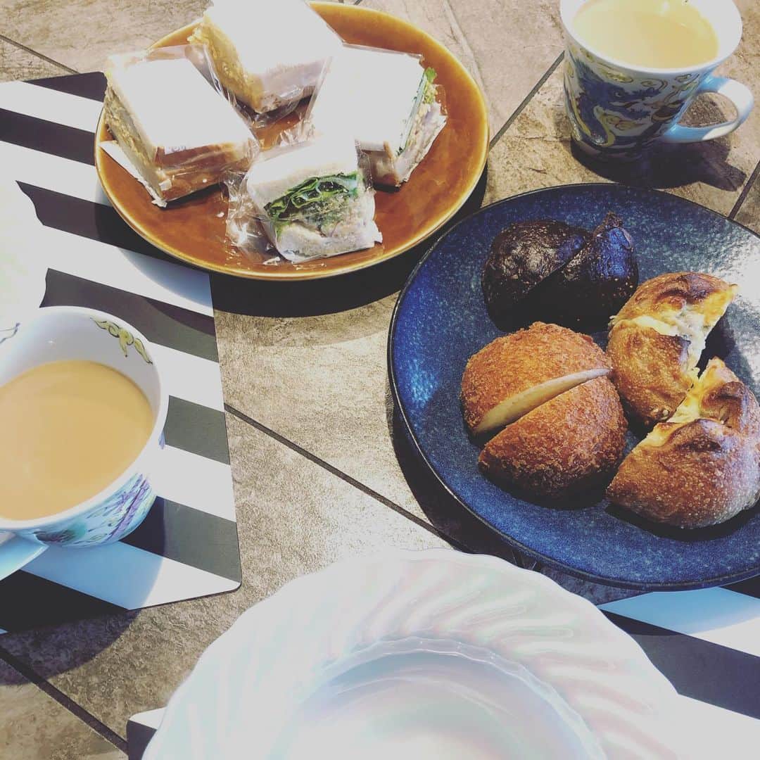千秋さんのインスタグラム写真 - (千秋Instagram)「お家でパンパーティー🍞🥐🥖🥪  書いたもののパンパーティーってなに。そんなのあるのかなってググったらそれはそれは豪華なパンパーティー画像がいっぱい出てきてこれはただパンを並べて食べただけです。   #パンパーティー #fireking」6月9日 12時02分 - chiaki77777