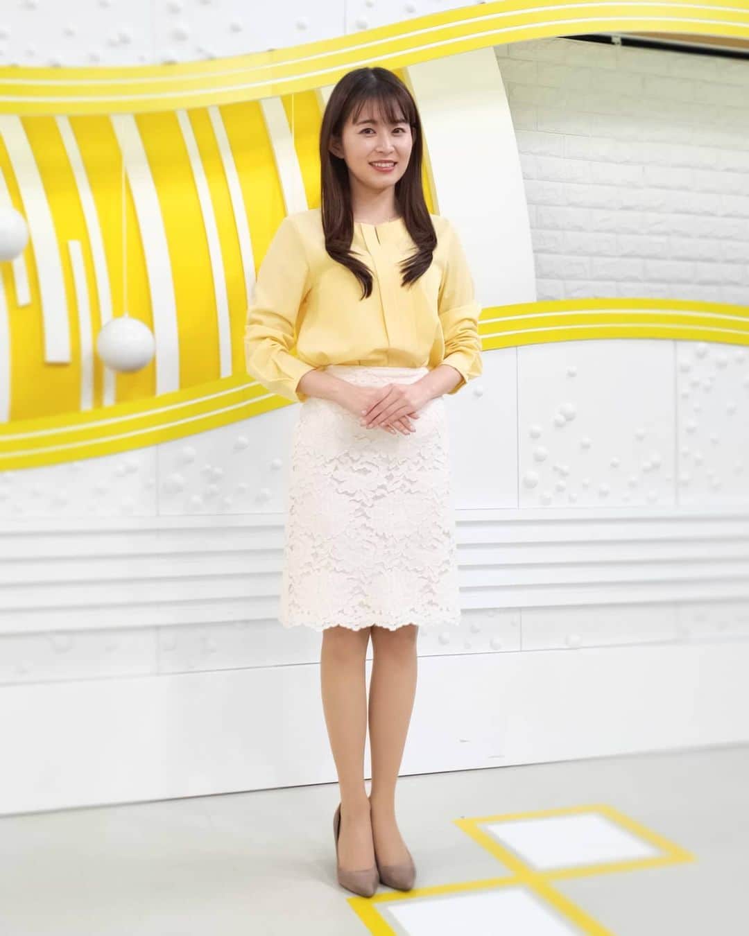 札幌テレビ「どさんこワイド朝」のインスタグラム：「大家アナ、西尾アナの6月の衣装です。  明るい色合いの大家アナ、 シックな色合いの西尾アナ、 おふたりとも素敵ですね！ . . #どさんこワイド朝 #大家彩香 #西尾優希  #衣装 #6月」