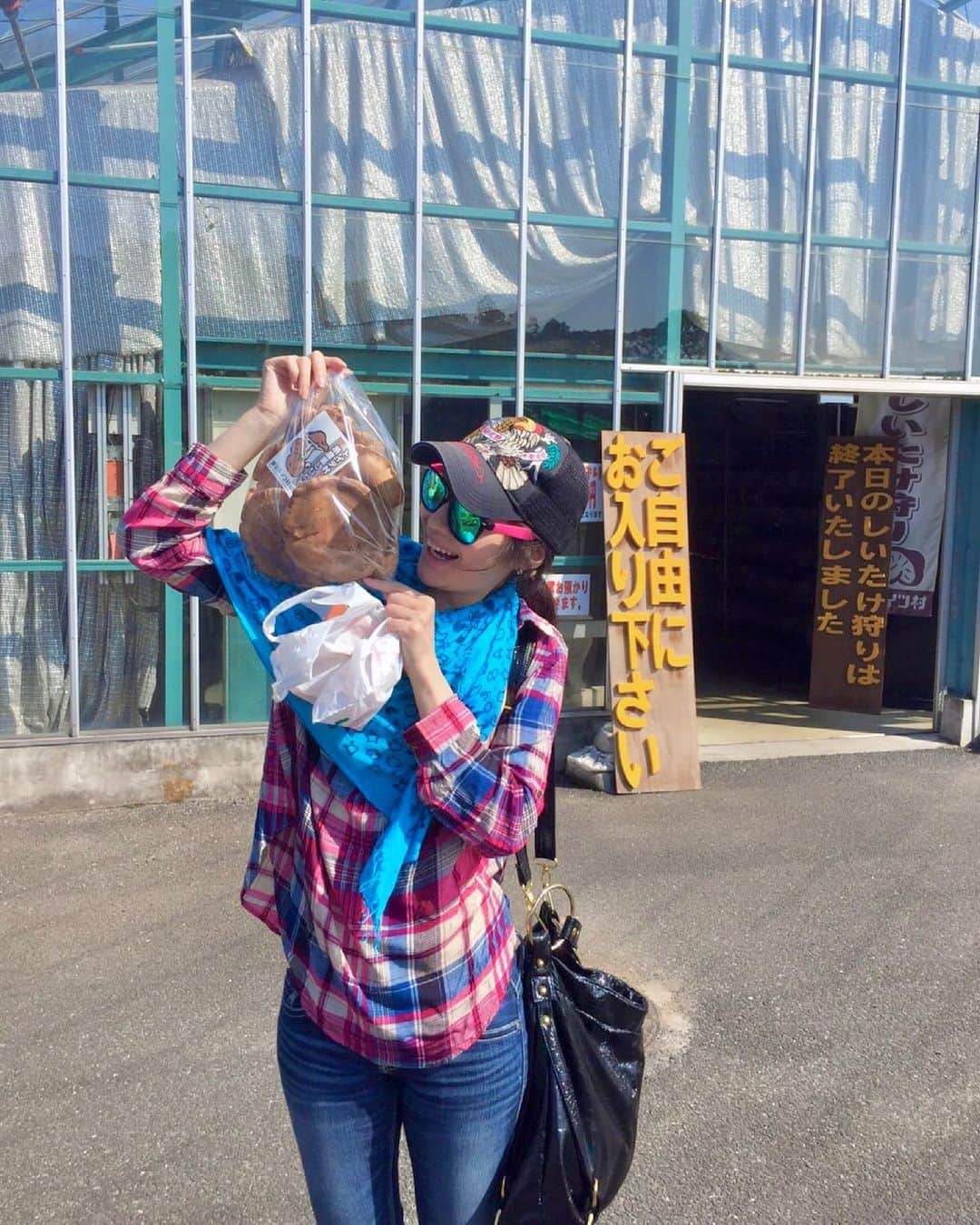 のインスタグラム：「😍  パンケーキレベル🍄笑  #吉山りさ #美容 #ファッションコーデ  #ファッション  #インスタファッション #fashion  #キャップ女子  #キャップコーデ  #サングラス女子  #edhardy #フリーモデル #フリーランスモデル  #instagood #instalike モデル #写真 #instamodel #model  #single #mom #Japanese #温泉 #温泉ソムリエ #お酒 #お風呂 #バスタオル #温泉女子 #野菜大好き    #根拠の無い晴れ女 🌞😊🌞💗💗💗」